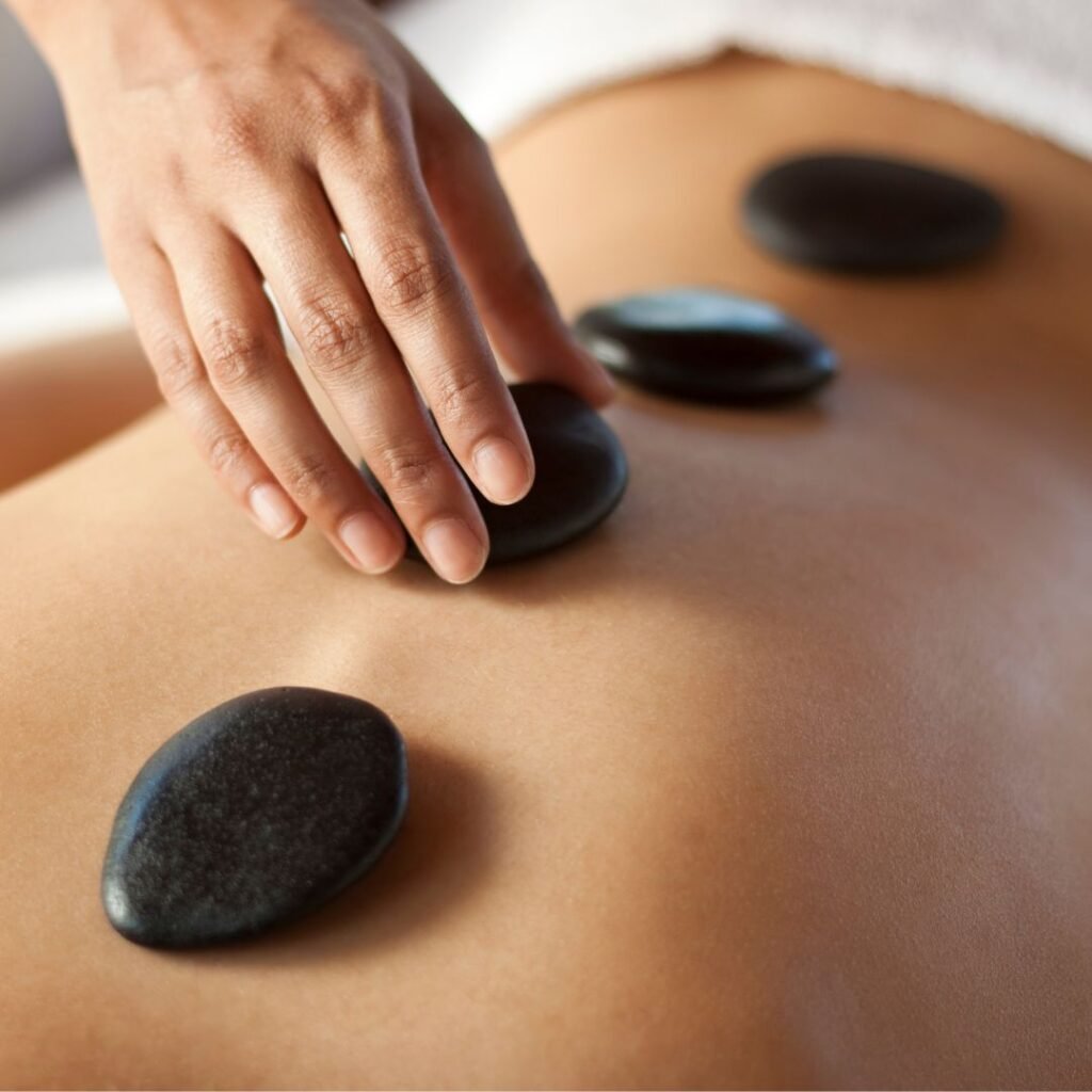 Massagem Relaxante com Pedras Quentes: O Toque Perfeito para o Seu Bem-Estar 6 massagem relaxante com pedras quentes